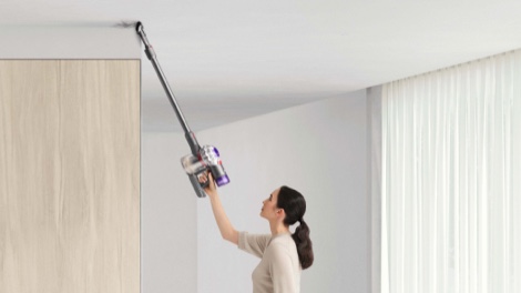 The V8-2023 can easily reach up to the ceiling without upi stretching up.